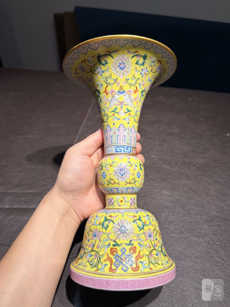 清乾隆 黄地洋彩缠枝莲托八宝纹花觚 - 图8